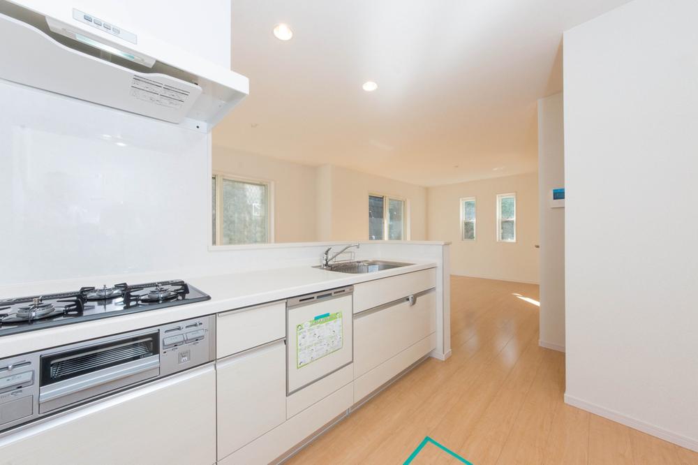 Kitchen. Excellent system kitchen in functionality