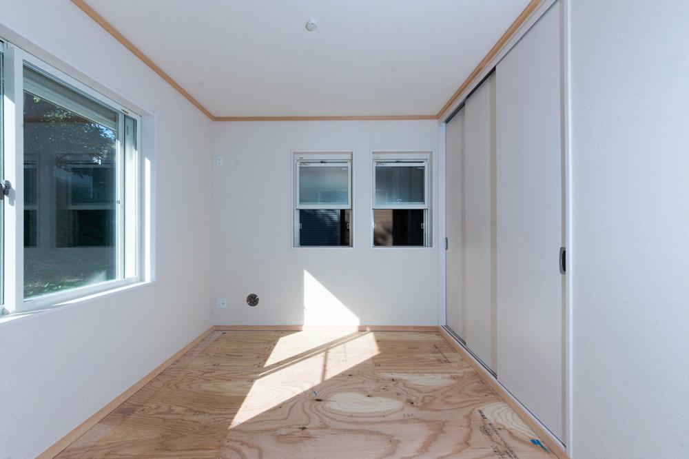 Non-living room. Bright living room with two-sided lighting