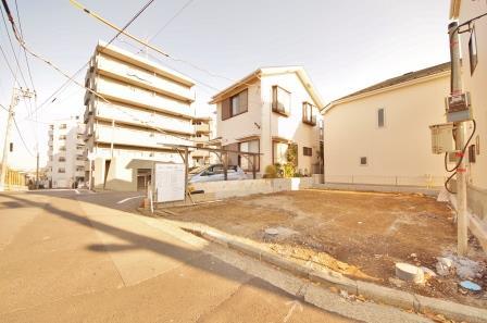 Local photos, including front road. Local (12 May 2013) Shooting, It is a quiet residential area Siemens to 6.5M road.