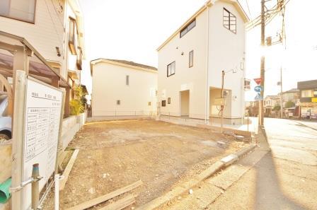 Local photos, including front road. Local (12 May 2013) Shooting, There is no difference in height between the site and the road.