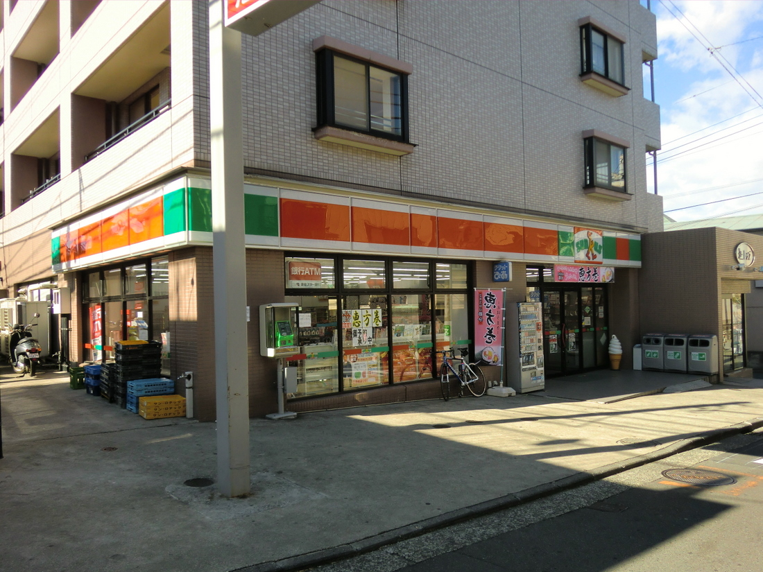 Convenience store. Thanks Tsurugamine store up (convenience store) 220m