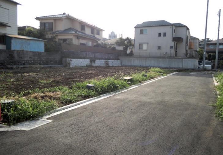 Local photos, including front road. Local (09 May 2013) Shooting