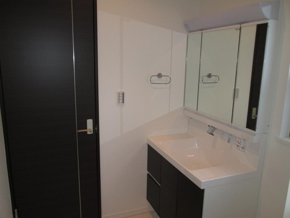 Wash basin, toilet. Local (12 May 2013) Shooting