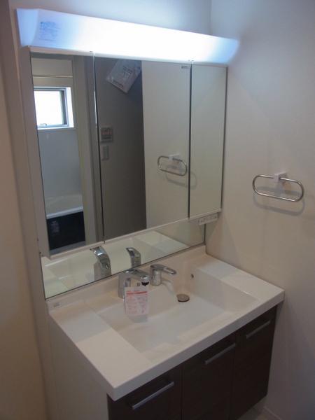 Wash basin, toilet. Convenient three-sided mirror type