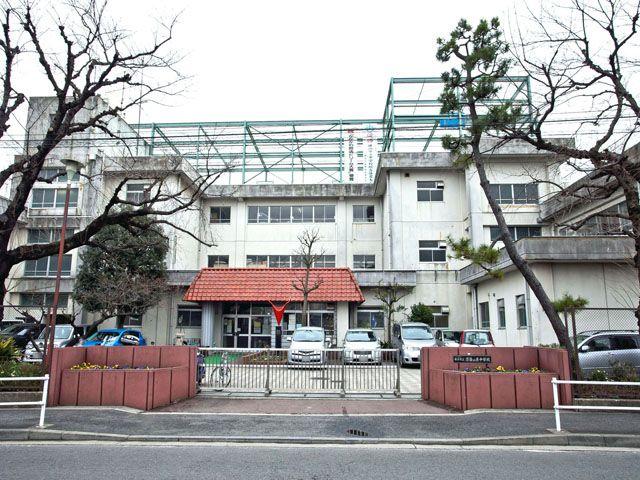 Junior high school. 1530m to Yokohama Municipal Makigahara junior high school