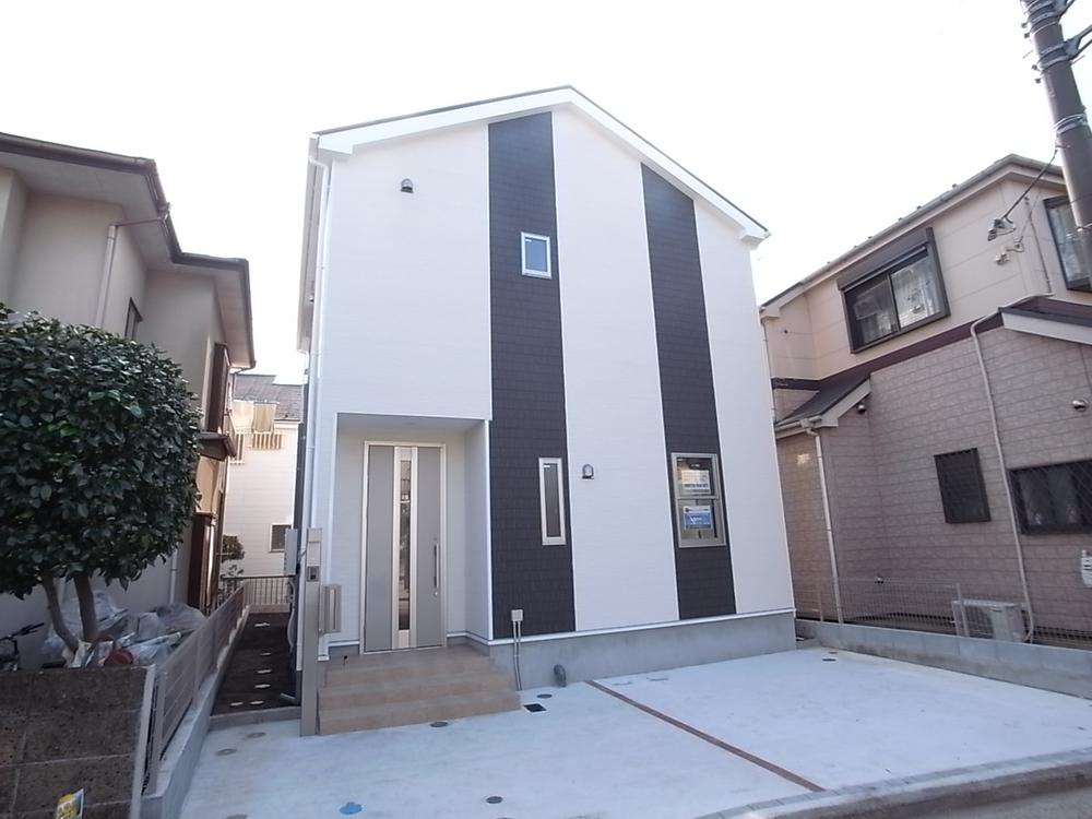 Local appearance photo. It is designed to look good in a quiet residential area. The room is bathed in sunlight very. Local (11 May 2013) Shooting