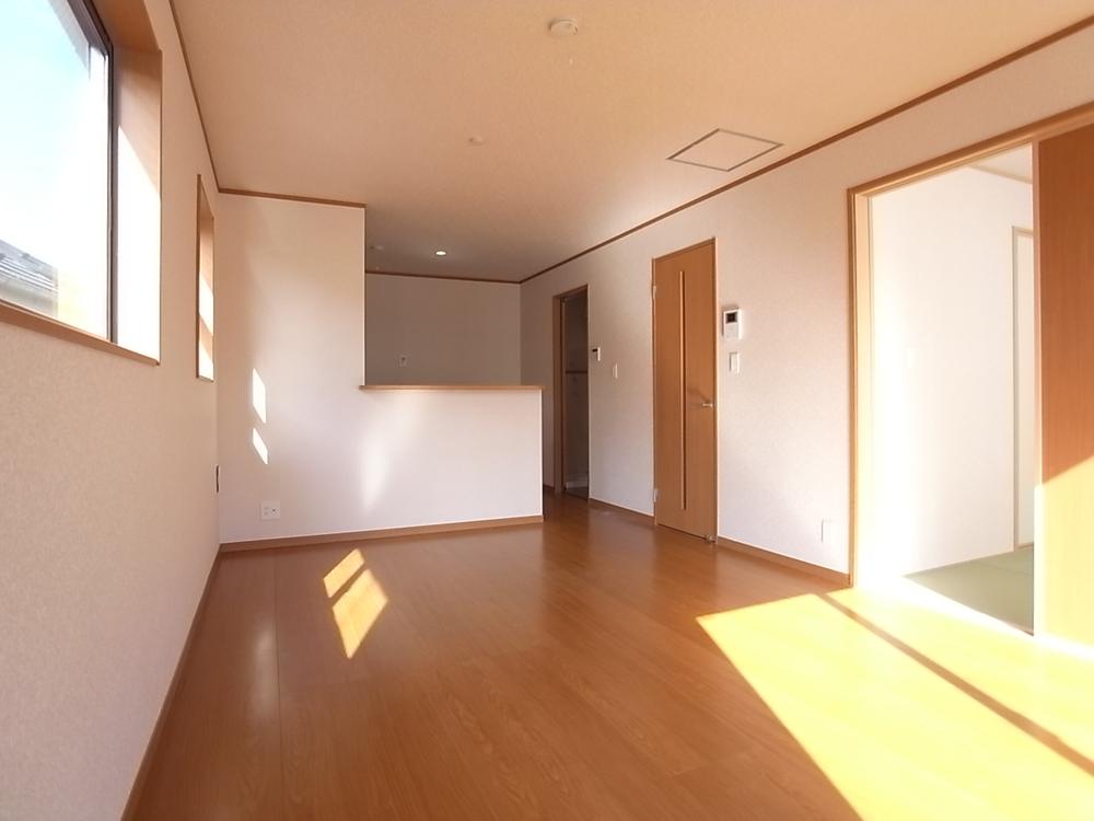 Living. Living is the plugging of sunshine. Indoor (11 May 2013) Shooting