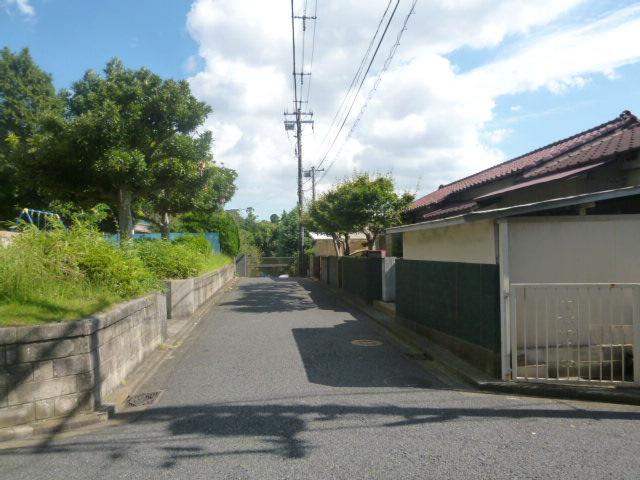 Local photos, including front road. Local (10 May 2012) shooting