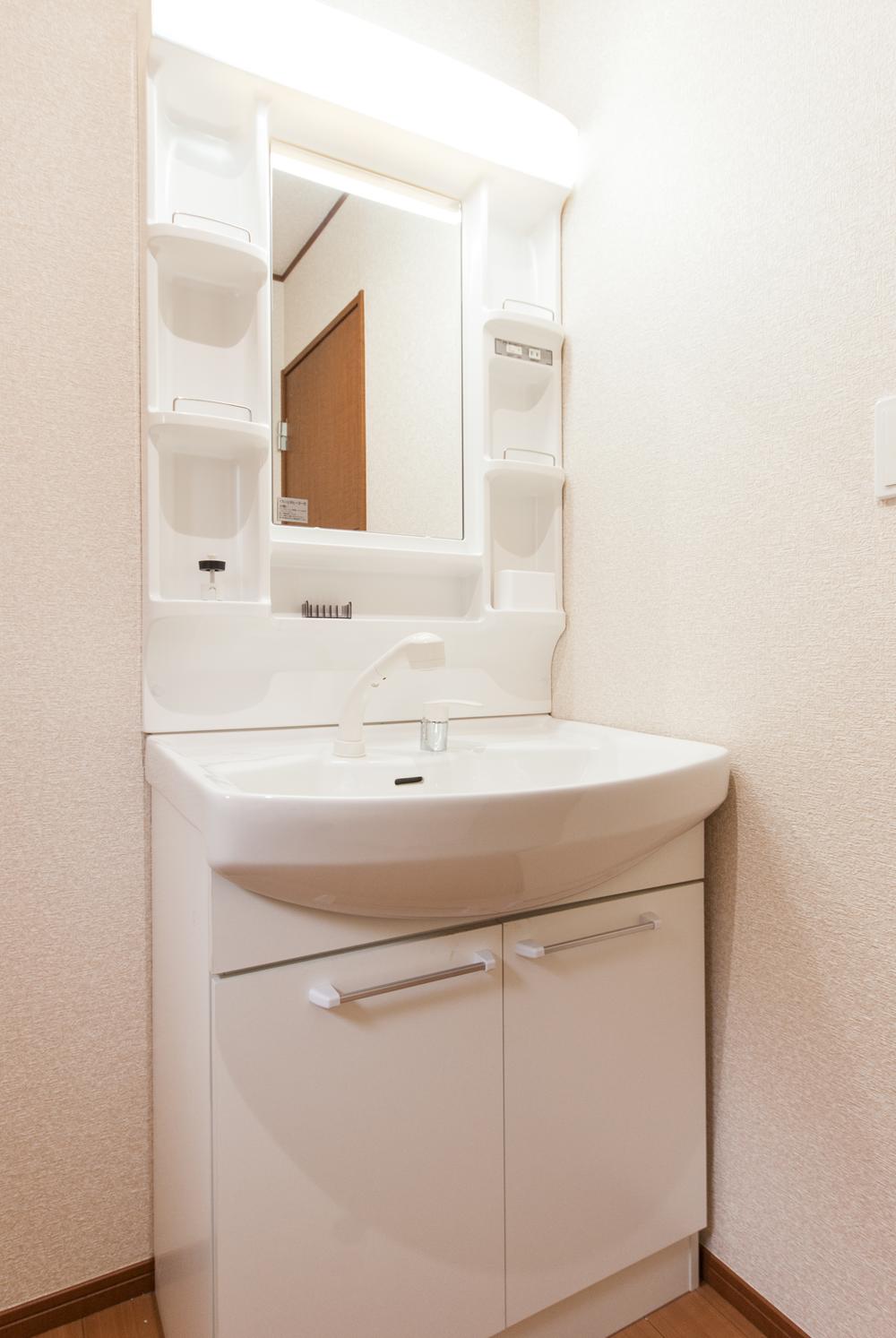 Wash basin, toilet. Easy to vanity-to-use in a large bowl ・  ・ It is easy to clean (1 Building)