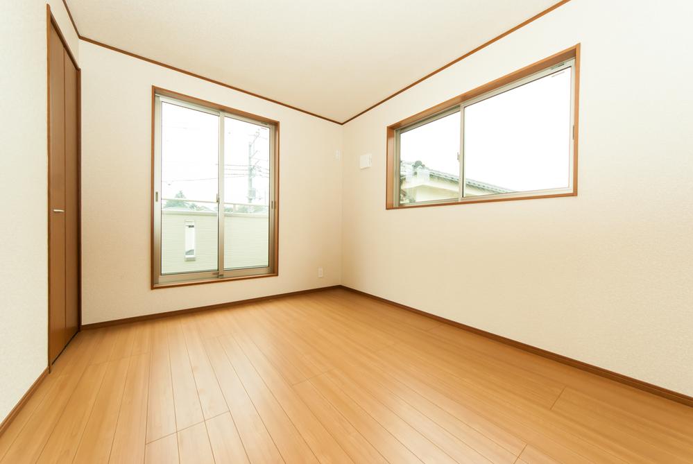 Non-living room. Bright living room with two-sided lighting (1 Building)