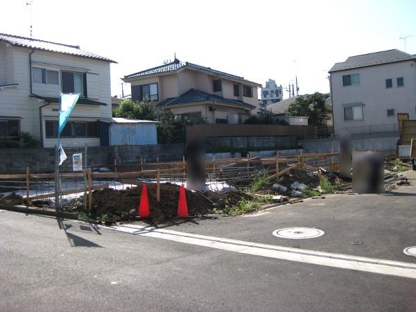 Local photos, including front road. Local (September 2013) Shooting. Building 2.