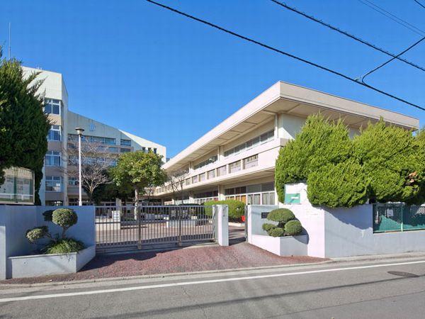 Junior high school. 800m to Yokohama Municipal Nishitani junior high school