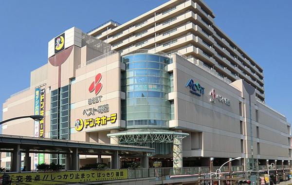 Shopping centre. 280m to Don Quixote