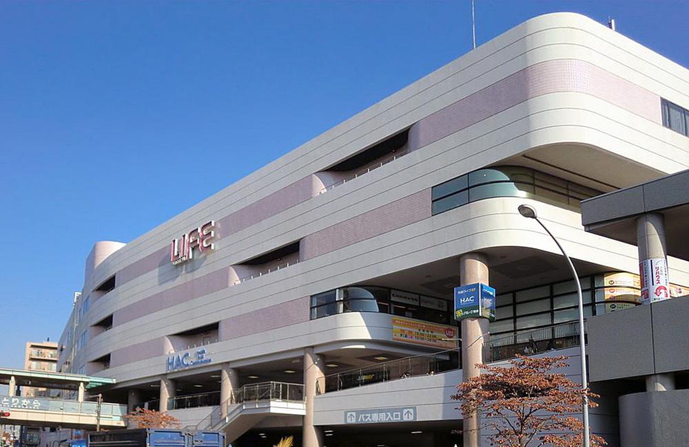 Shopping centre. Until Life 330m