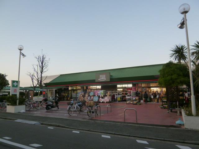 Supermarket. Fuji 700m to super Shinsakuragaoka shop