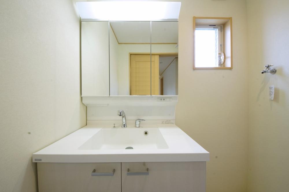 Wash basin, toilet. Vanity counter and the bowl is integrally molded ・  ・ It is easy to clean