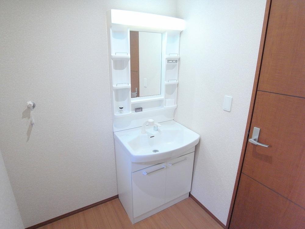 Wash basin, toilet. It is convenient basin also with a shower head! (December 2013) Shooting