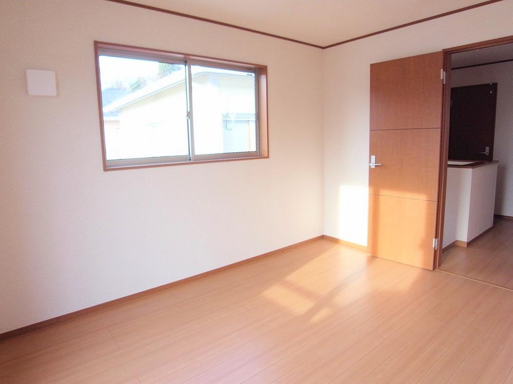 Non-living room. It is bright and good space! Indoor (12 May 2013) Shooting