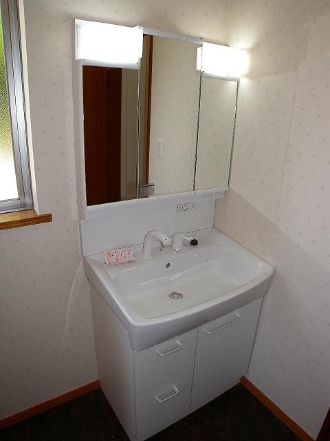 Wash basin, toilet. Room (August 2013) Shooting