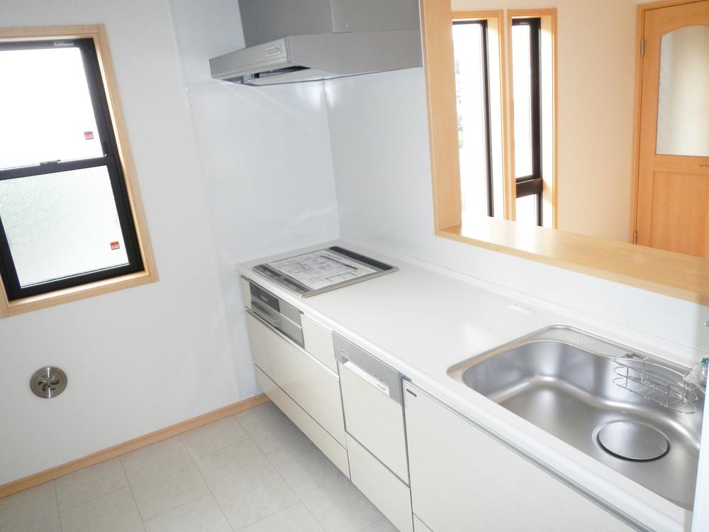 Kitchen. Deep and wide silent sink wok also washable Easy ・ Sliding door that can be stored wiser bulky cookware and seasoning ・ Facilities There are a lot to please his wife, such as kitchen knife put it does not reach a kitchen knife in the hands of small children