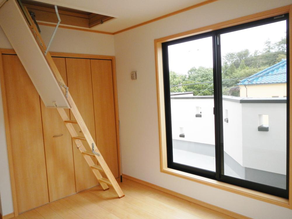 Other introspection. Use the Low-E glass pair to cut all rooms harmful ultraviolet rays! It has heating and cooling efficiency is high on both sides of the double of the air layer of the normal pair glass! Since Aru across a special intermediate film between the glass and the glass also has excellent crime prevention