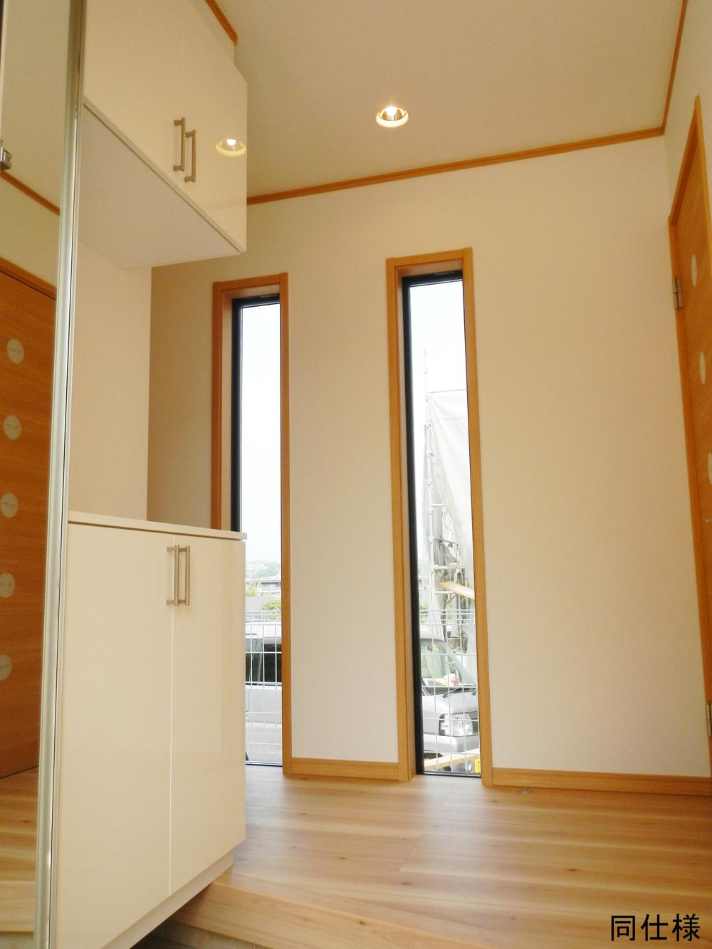 Entrance. A full-length mirror that Utsuseru glad forelimb before going out in the cupboard of equipped!