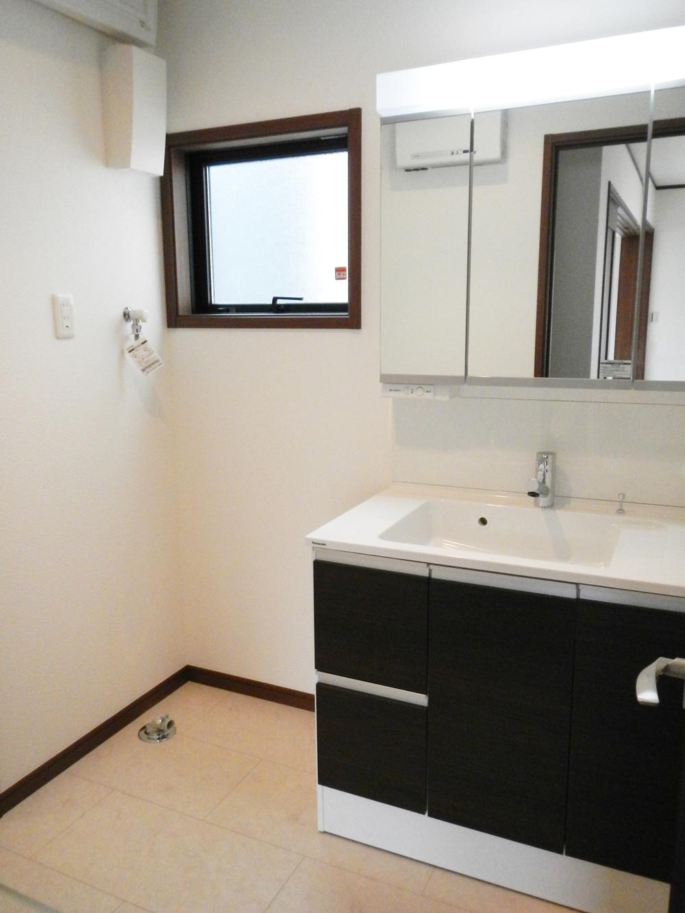 Other Equipment. Vanity that does not fog even after bath is, So are the special coating on the mirror surface, Because compared to the conventional product that uses a heating wire also comes with a safe and you can power-saving under-floor storage, Not troubled to location of the detergent of the stock up