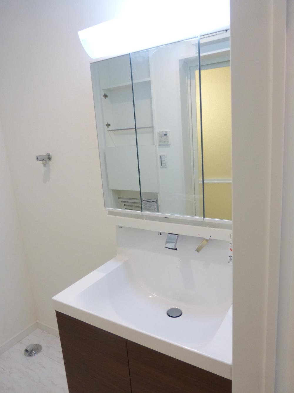 Wash basin, toilet. Indoor (December 14, 2013) Shooting