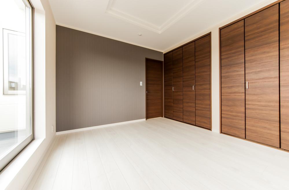 Non-living room. Impressive accent wall ・  ・ Spacious and the calm atmosphere master bedroom