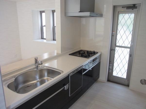 Kitchen. Face-to-face kitchen with a feeling of opening!