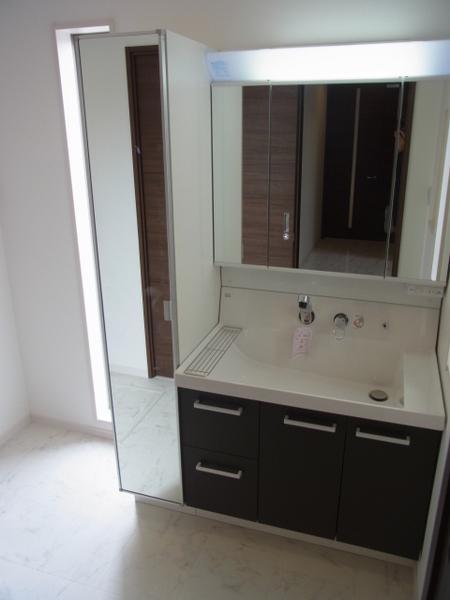 Wash basin, toilet. Convenient three-sided mirror type