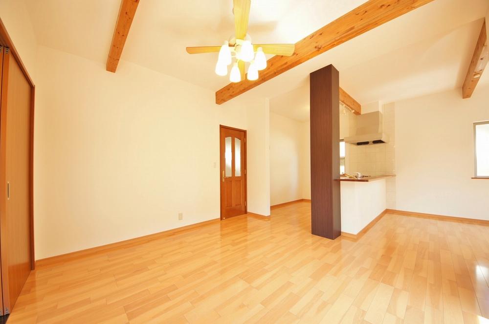 Living. Indoor (September 2013) Shooting, The ceiling has to feel the unique atmosphere there is a beam.