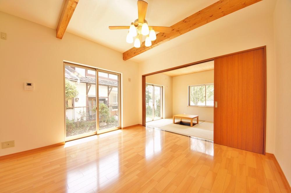 Living. Indoor (September 2013) Shooting, Windows are many bright living.