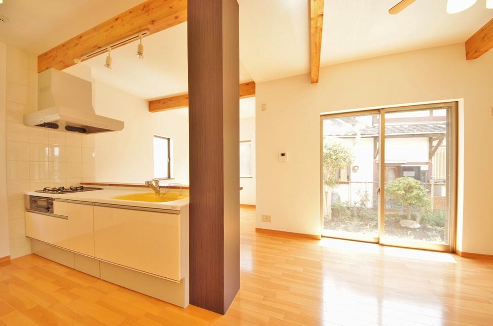 Kitchen. Indoor (September 2013) Shooting, Lighting is also a stylish kitchen space.