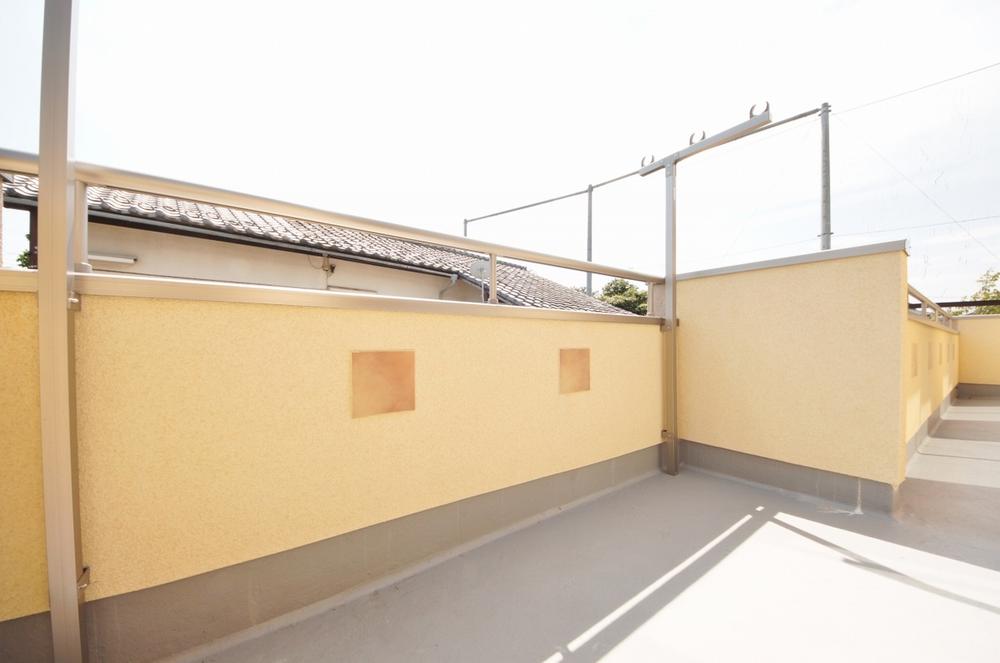 Balcony. Local (September 2013) Shooting, Roof balcony of the wide span with depth is also attractive.