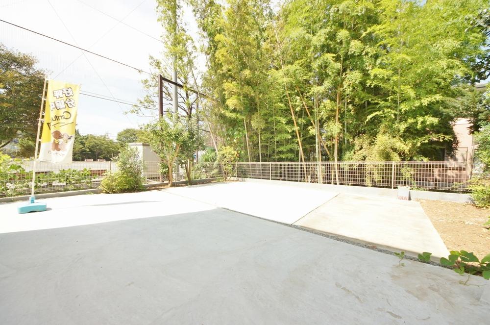 Parking lot. Local (September 2013) Shooting, It is a car space of three minutes that can be loose and parking.