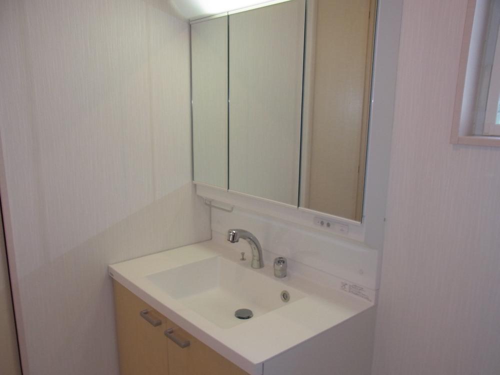 Wash basin, toilet. Room (May 2013) Shooting