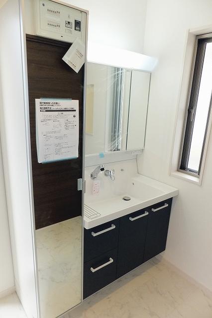 Wash basin, toilet. Indoor (October 10, 2013) Shooting