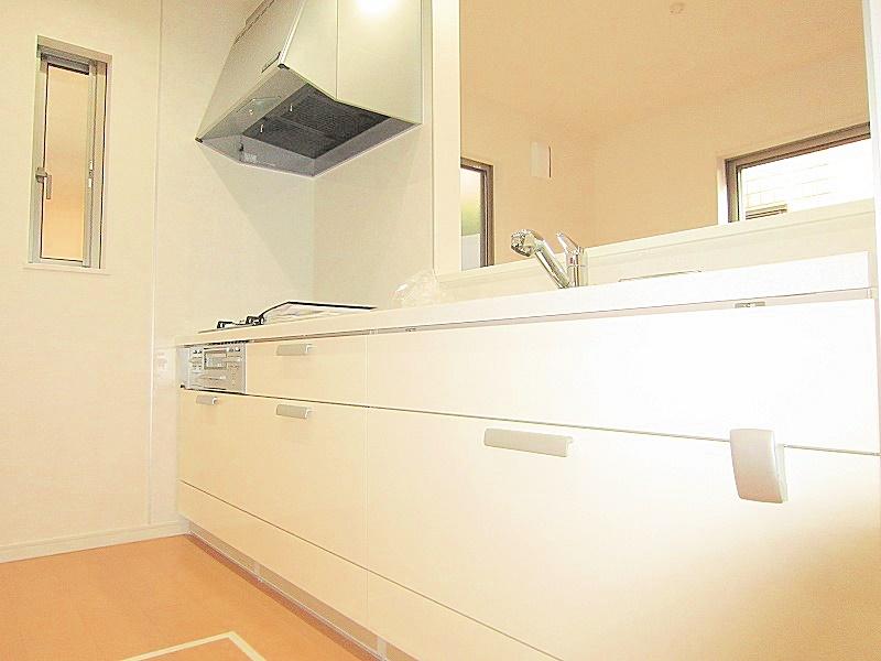 Kitchen. Face-to-face counter adoption easy to reach the eye for children! Excellent system kitchen in functionality! ! (November 2013) Shooting