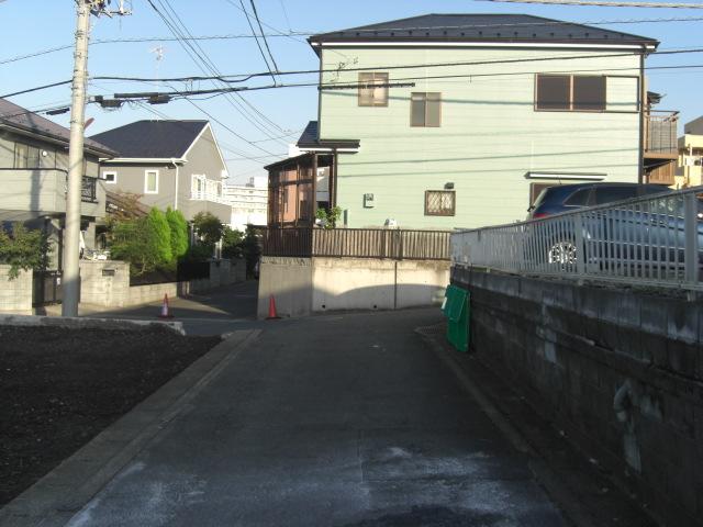 Local photos, including front road. A compartment