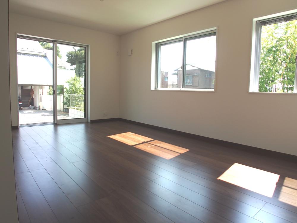 Same specifications photos (living). Example of construction (living)