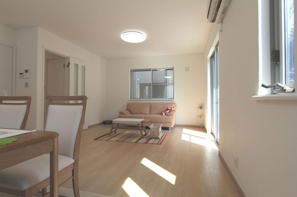 Same specifications photos (living). Example of construction (living)