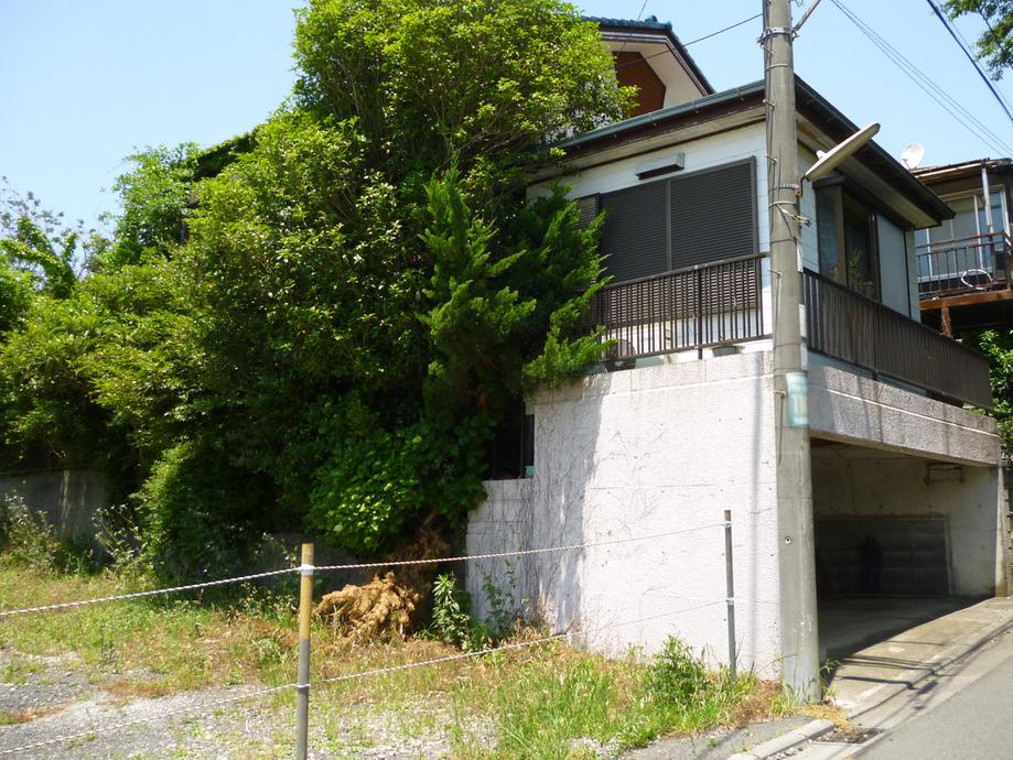 Local land photo. Facing the southeast side of the road. There is no building conditions.