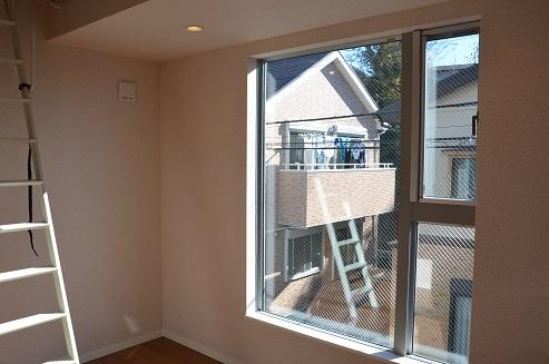 Non-living room. We have placed a large sash to the south-facing.