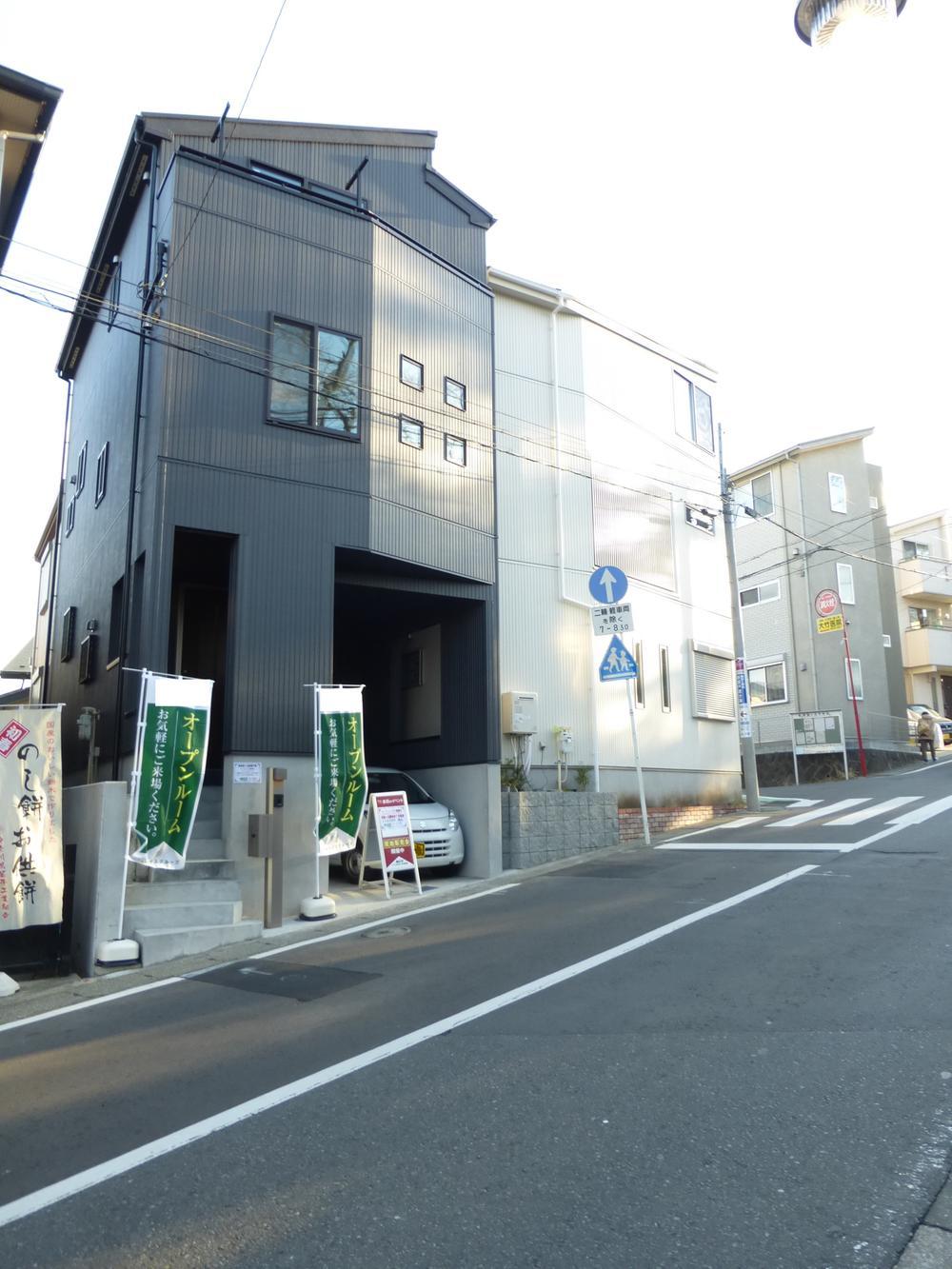 Local photos, including front road. Local (December 15, 2013) Shooting