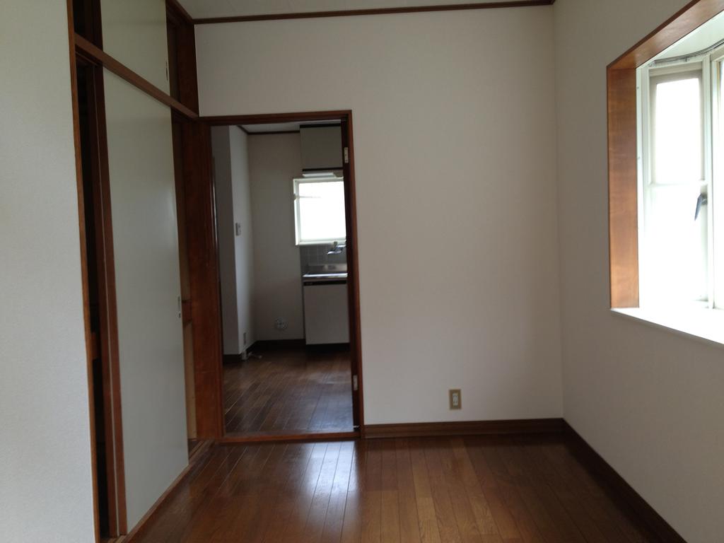 Living and room. 5 tatami Western-style