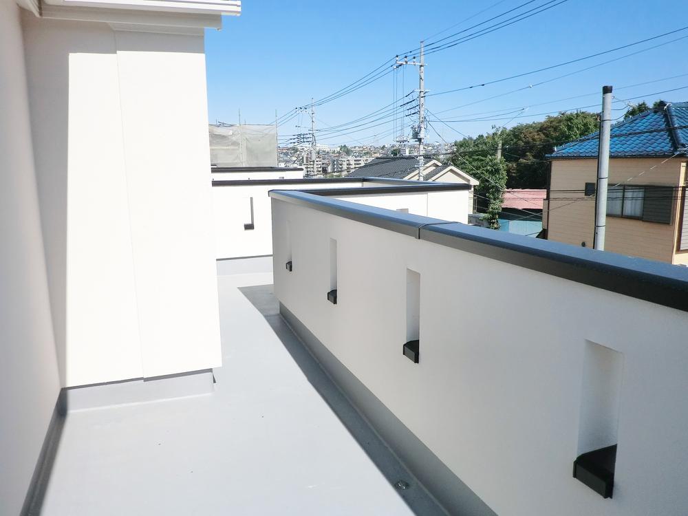 Balcony. Also table set definitive wide balcony! Of course, as carefree as the playground of the children, You can also enjoy home gardens and gardening