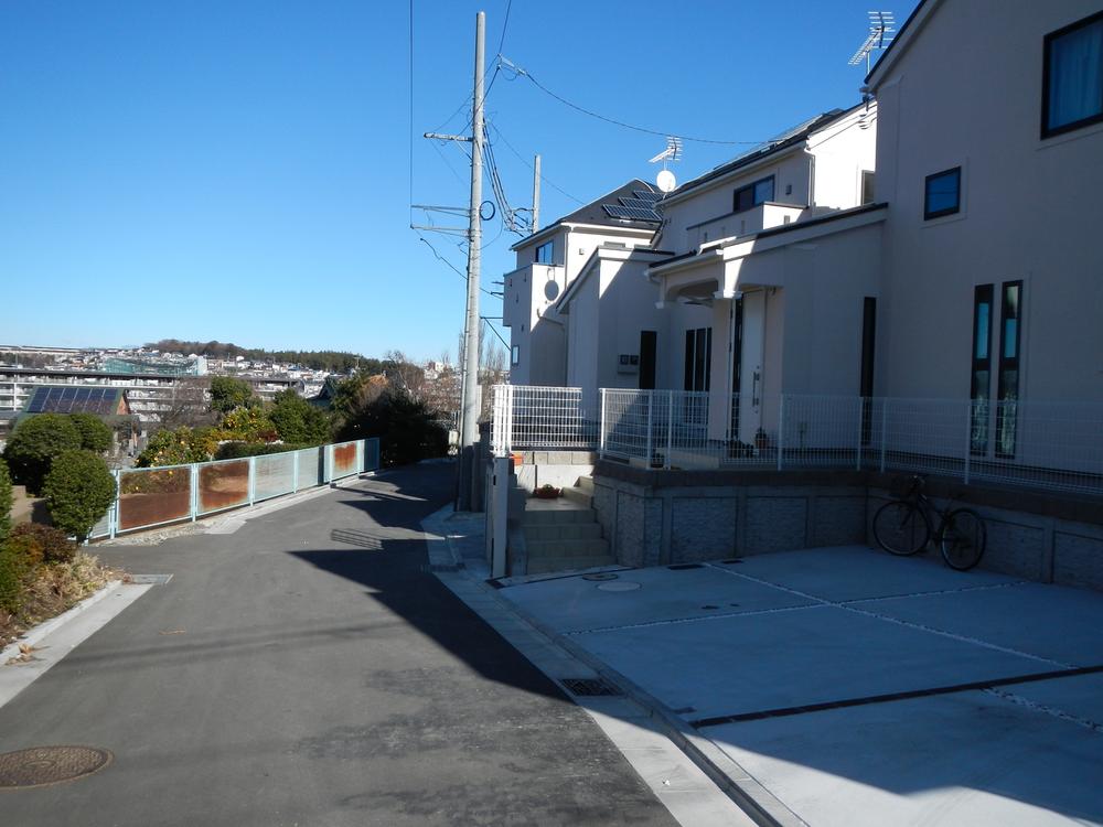 Construction ・ Construction method ・ specification. Spacious space also carport are two cars!