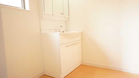 Wash basin, toilet. Wash basin