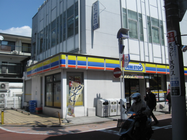 Convenience store. MINISTOP up (convenience store) 371m